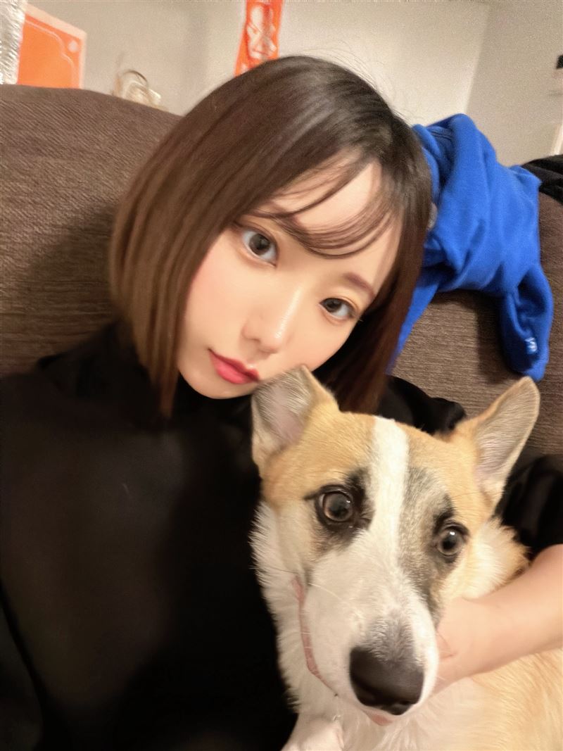 AV女優繪戀空有著悲慘童年，被自己媽媽虐待與監控。（圖／翻攝自X平台 @eren_cmore）