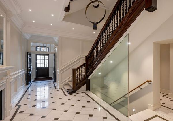 馬雲家族購買的這棟別墅共有6間臥房，設有電影放映室及電梯，廣告上的開價是2150萬英鎊。（圖／翻攝自AbodeTwo X）