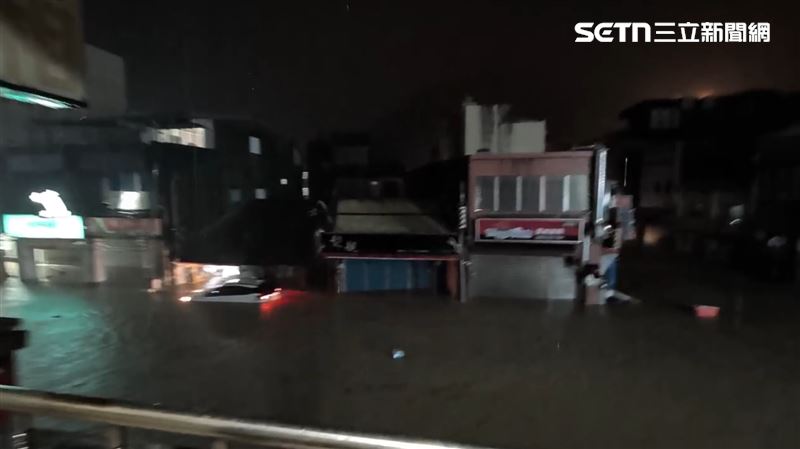蘇澳市區水淹一層樓高。（圖／記者黃國瑞攝影）