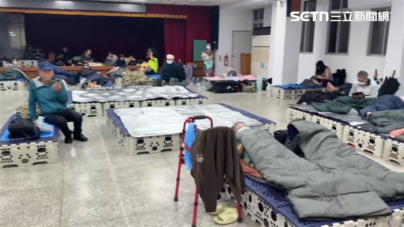 宜蘭鎮公所成了災民暫時的家。（圖／記者黃國瑞攝影）