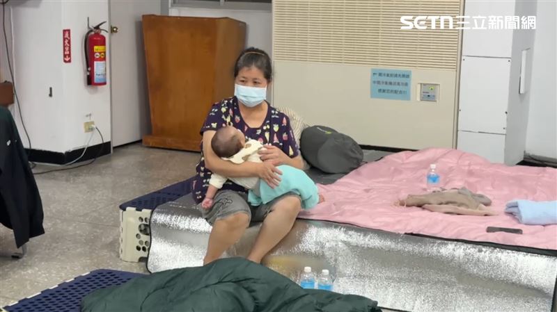 阿嬤帶嫩嬰到鎮公所避難。（圖／記者黃國瑞攝影）