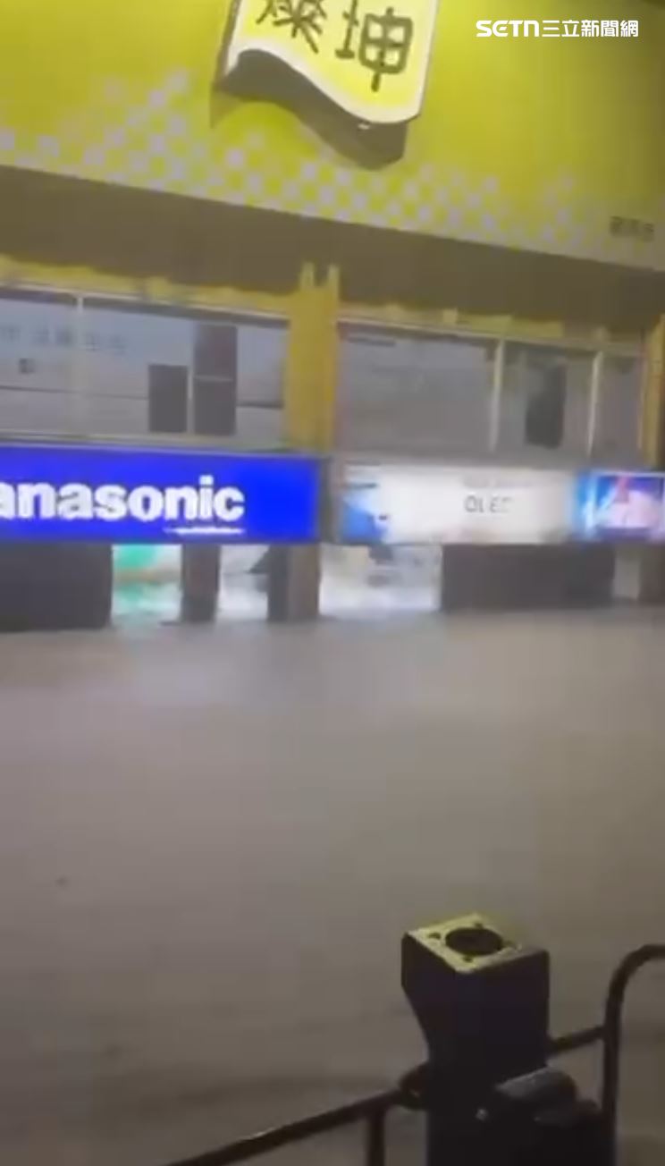 燦坤幾乎泡在水裡。（圖／記者黃國瑞攝影）