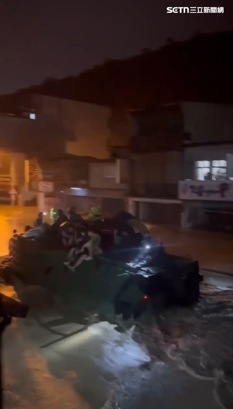 AAV-7兩棲突擊車載多名受困災民。（圖／記者黃國瑞攝影）
