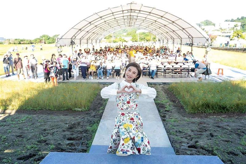 金曲歌后朱海君因NONO涉性侵與猥褻案，沉寂近兩年後終於低調現身重返舞台（圖／桃園大溪花彩節提供）