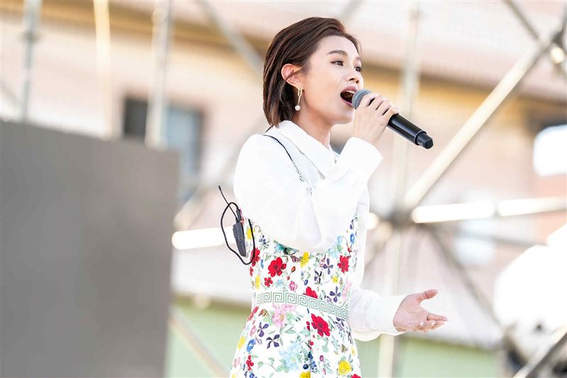 朱海君近距離與歌迷粉絲互動演唱。（圖／桃園大溪花彩節提供）