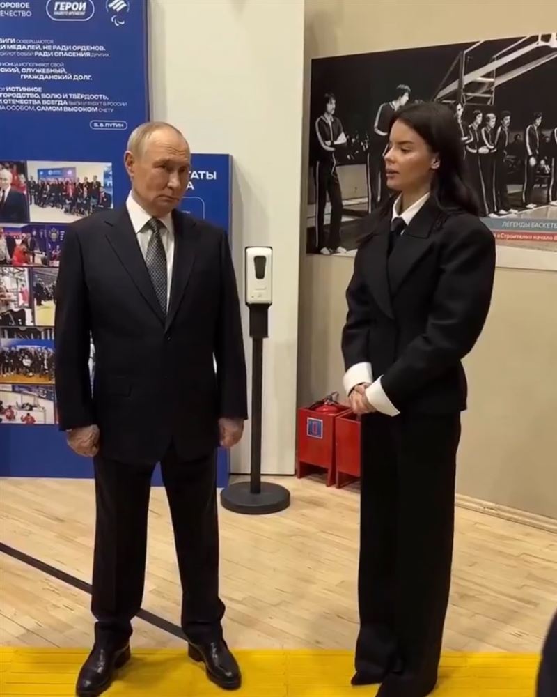 普丁在籃球場舉行公開活動，被鏡頭意外捕捉到「異常腫脹的手」。（圖／翻攝自X平台 @saintjavelin）