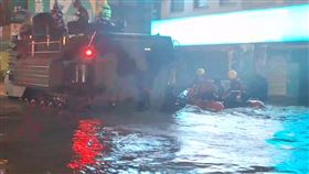鳳凰豪雨狂炸！蘇澳3小時飆破328mm「水淹二樓」　軍用兩棲車救援