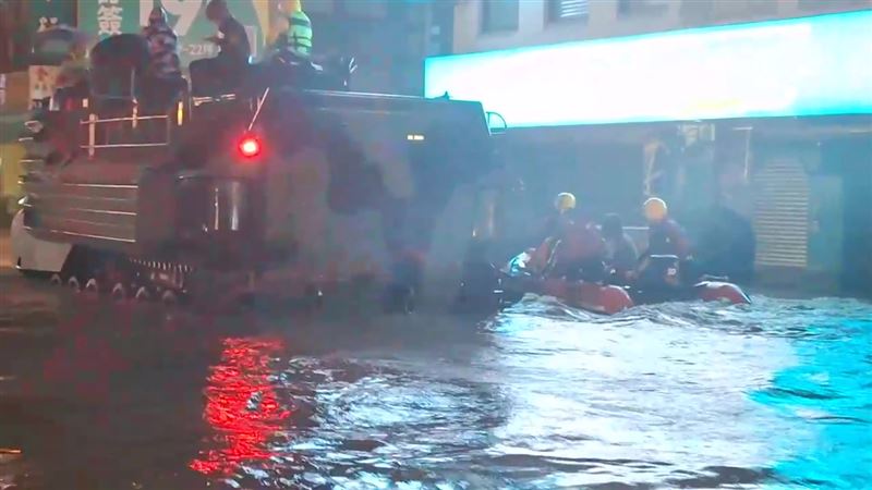 鳳凰豪雨狂炸蘇澳，軍用兩棲車和皮艇出動救援。（圖／翻攝畫面）