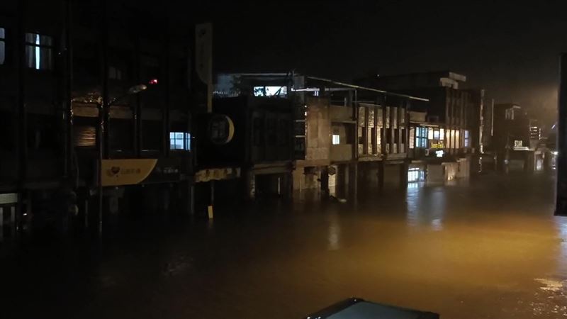瞬間暴雨讓蘇澳市區淪為「孤島」，水快淹到2樓。（圖／翻攝畫面）