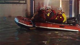 鳳凰豪雨狂炸！蘇澳3小時飆破328mm「水淹二樓」　軍用兩棲車救援