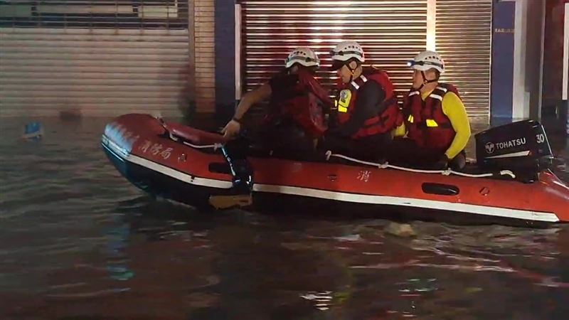 警消出動皮艇救援，搜尋受困民眾。（圖／翻攝畫面）