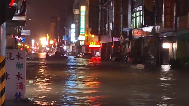 蘇澳市區成汪洋一片，皮艇成為交通工具。（圖／翻攝畫面）