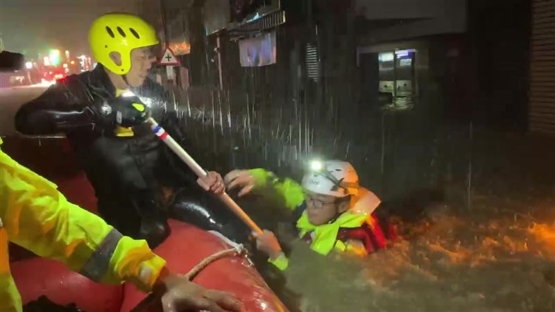 搜救人員不但涉水，還「游泳」救援，令人感佩。（圖／翻攝畫面）