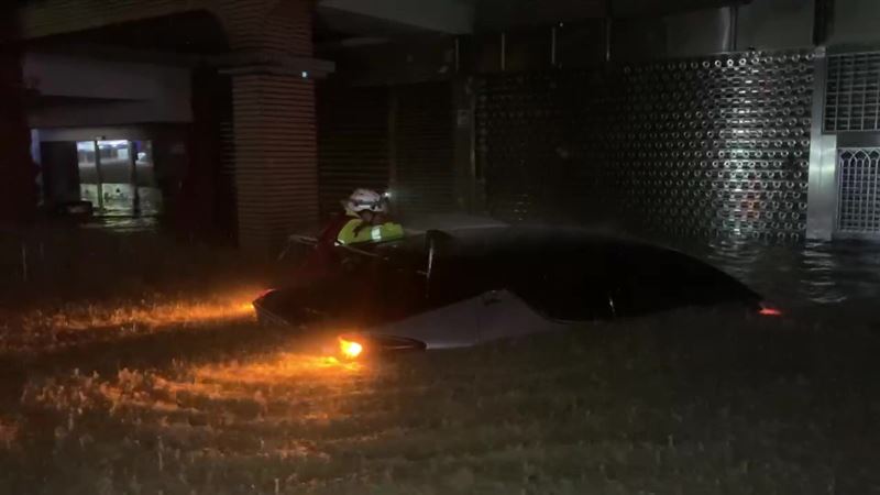 搜救人員到滅頂車輛查看有無人受困。(圖／翻攝畫面)