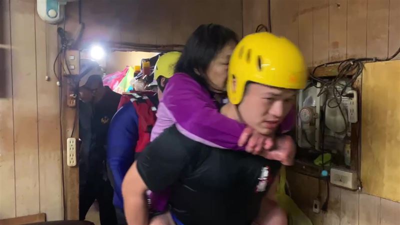 警消人員在華中街成功救出一名行動不便的老婦。(圖／翻攝畫面)