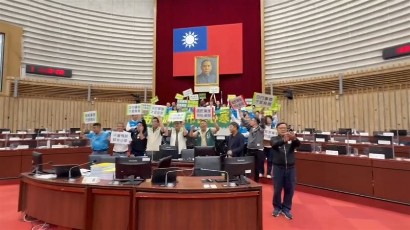 黃文益表示，市長報告完總預算完離席已經是行之有年的慣例，況且目前因鳳凰颱風來襲，議長康裕成也叮囑陳其邁趕緊去進行防颱工作，國民黨要這樣演多久？（圖／翻攝黃文益臉書）