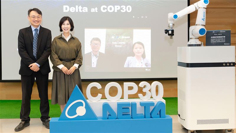 台達舉辦COP30行前記者會，台達基金會副董事長郭珊珊(左二)、台達基金會執行長張楊乾(左一)與巴西現場的台達基金會同仁連線合影。（圖／台達提供）