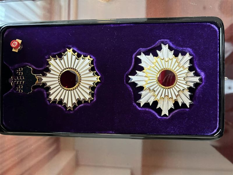 謝長廷獲授「旭日大綬章」（圖／翻攝自謝長廷臉書）