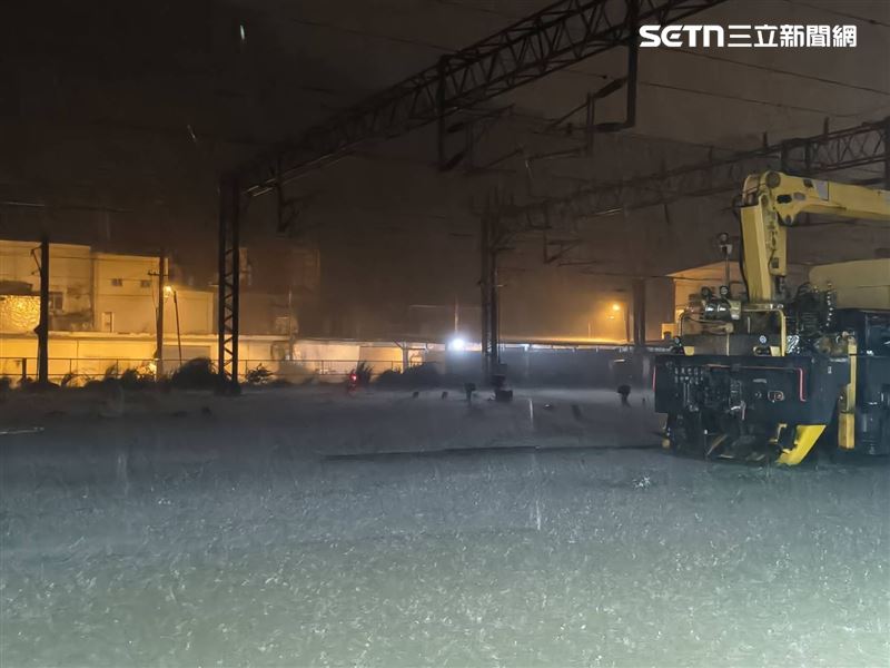 蘇澳新車站軌道變河道。（圖／民眾提供）