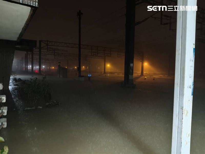 蘇澳新車站軌道變河道。（圖／民眾提供）