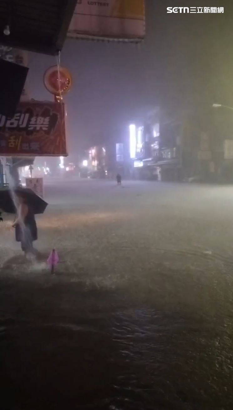 大雨狂炸蘇澳市區慘淹。（圖／民眾提供）