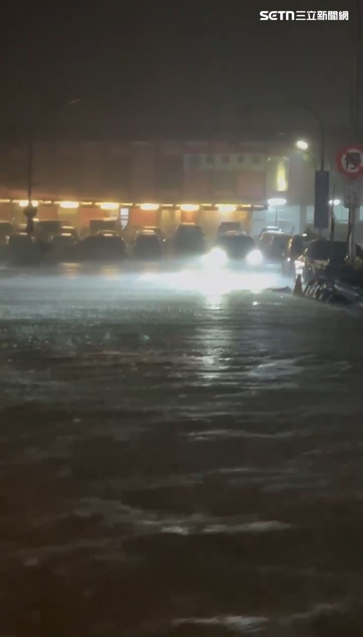 蘇澳車站前道路成一片汪洋。（圖／民眾提供）