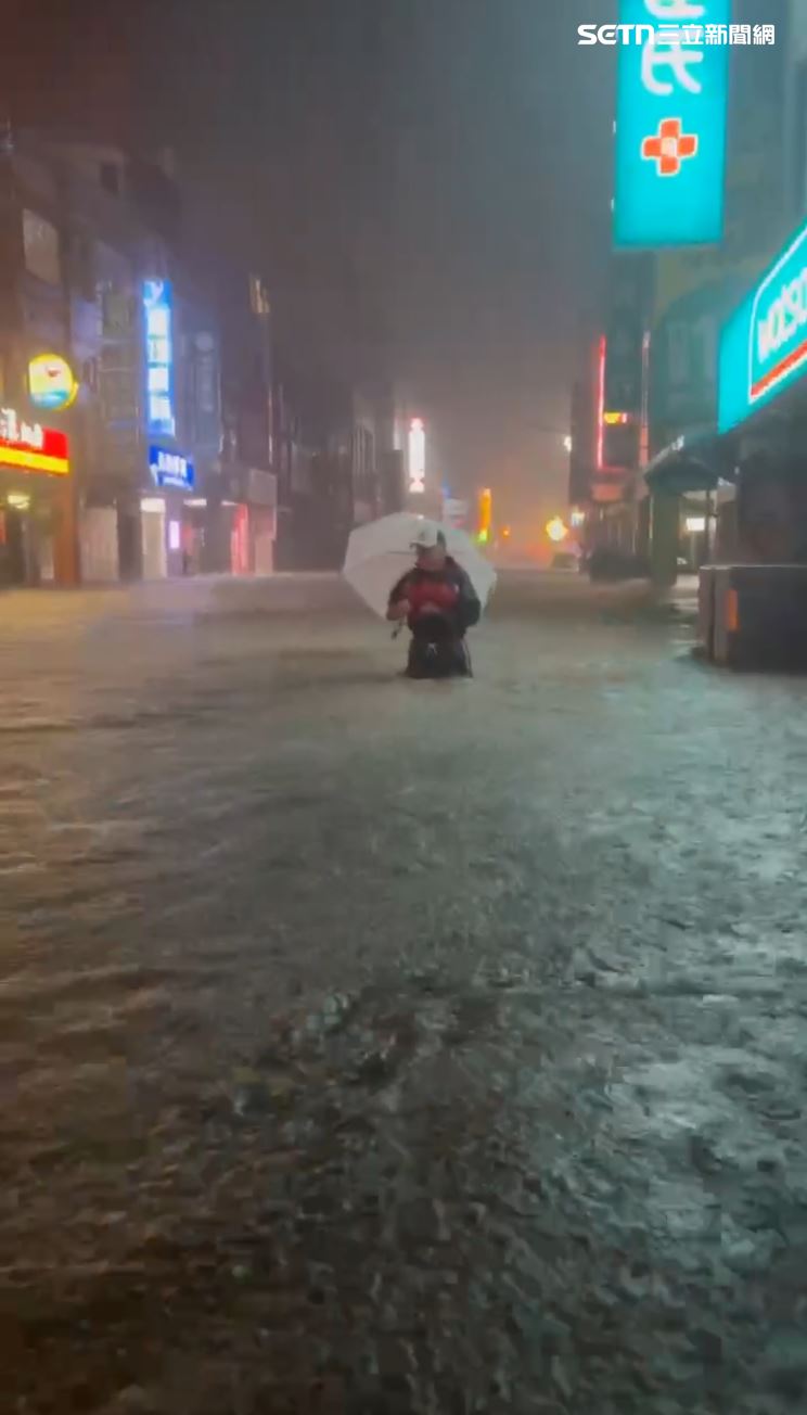 屈臣氏和隔壁店家全部都泡在水裡。（圖／民眾提供）