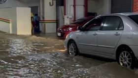 蘇澳的煙波大飯店地下停車場淹水，許多車泡湯動不了，超慘。（圖／翻攝自Threads @wendyyypig_）