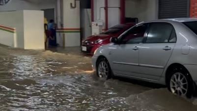 黃水淹沒停車場！蘇澳煙波飯店整排車泡湯