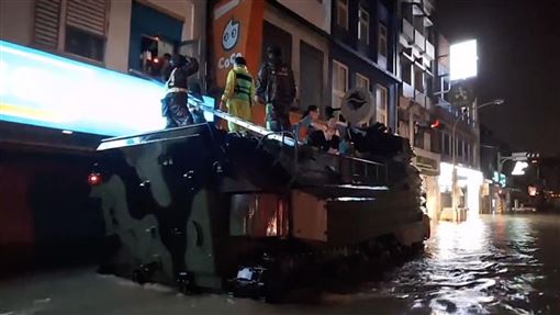 救援蘇澳畫面曝！受困民眾爬上兩棲突擊車