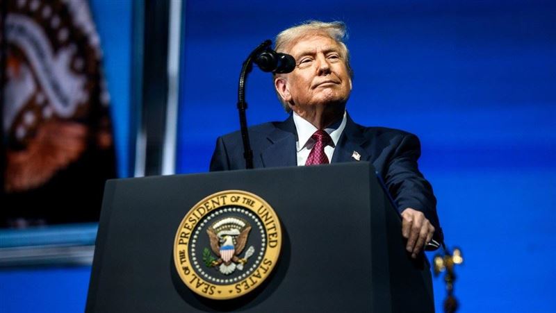 富邦投信發布「富邦美國傘型基金」，11月24日開募三檔美股商品：季配息 ETF「富邦標普500（009814）」、以及「富邦標普500指數基金」「富邦NASDAQ-100指數基金」。兩檔指數型基金最低申購門檻1萬元、提供新台幣/美元與配息/累積級別；009814發行價每單位10元、季季配息。富邦指稱此組合同時滿足「美股核心配置＋成長題材」與長期被動投資需求。（圖／翻攝自白宮）