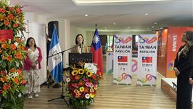 貿協於我友邦雙展開跑：11月7日到9日聖露西亞以智慧農業、綠能與淨水回應氣候韌性；11月6日瓜地馬拉以唯一國家館整合製造與綠能、接軌供應鏈在地化。全場90家參與、臺灣館25家，FTA與高層背書加持，商機上看1,800萬美元，從展示一路走到投資落地。我國駐瓜地馬拉大使張俊菲開幕式致詞。(圖／貿協提供)。