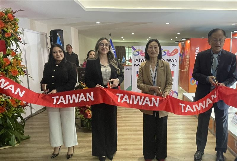 由左至右：瓜國外交部經濟政策司司長、瓜國經濟部經濟政策暨研析處處長，我國駐瓜地馬拉大使張俊菲及聖伊莎貝爾即食食品公司李志仁董事長共同剪綵。(圖／貿協提供）