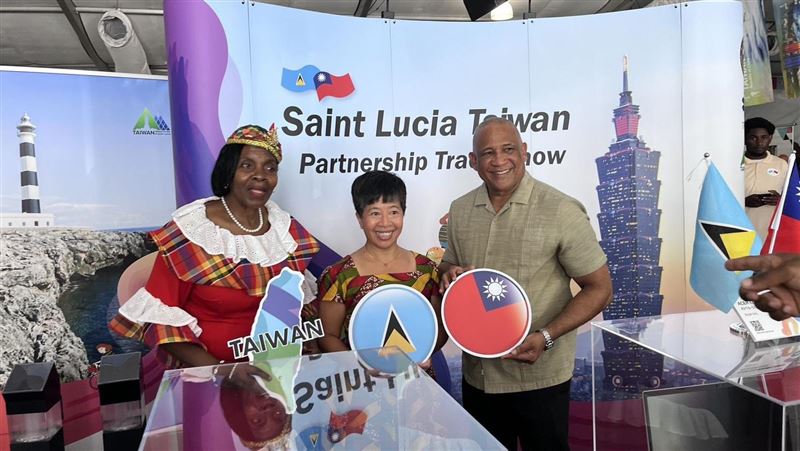 駐聖露西亞大使蘇瑩君(中)、露國商工部長希波莉（Emma Hippolyte）(左1)及副總理兼觀光、投資、創意產業、文化暨新聞部部長希瑞爾（Dr. Ernest Hilaire）(右1)於臺灣館前合影。(圖／貿協提供)