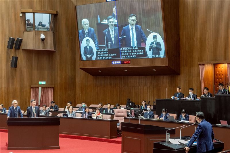 立院財委會質詢中，葛如鈞要求政府盤點「台灣到底持有多少比特幣」，並要求央行更新落後國際的儲備評估。卓榮泰與央行均承諾「年底前」提出盤點與新版報告。葛如鈞也批評外匯存底過度依賴美債、VASP專法卡關五個月，呼籲將虛擬資產視為新金融主權戰略，避免台灣在全球趨勢中落後。（圖／葛如鈞提供）