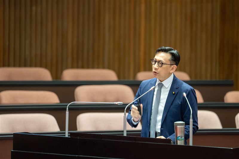 立院財委會質詢中，葛如鈞要求政府盤點「台灣到底持有多少比特幣」，並要求央行更新落後國際的儲備評估。卓榮泰與央行均承諾「年底前」提出盤點與新版報告。葛如鈞也批評外匯存底過度依賴美債、VASP專法卡關五個月，呼籲將虛擬資產視為新金融主權戰略，避免台灣在全球趨勢中落後。（圖／葛如鈞提供）