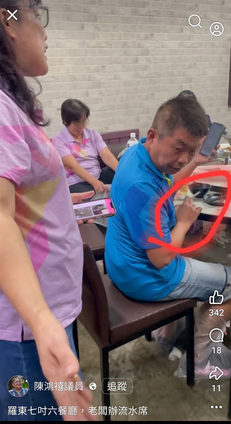 網友抓包餐廳內一位阿北公然在室內抽菸，直言「很糟糕」。（圖／翻攝陳鴻禧議員臉書）