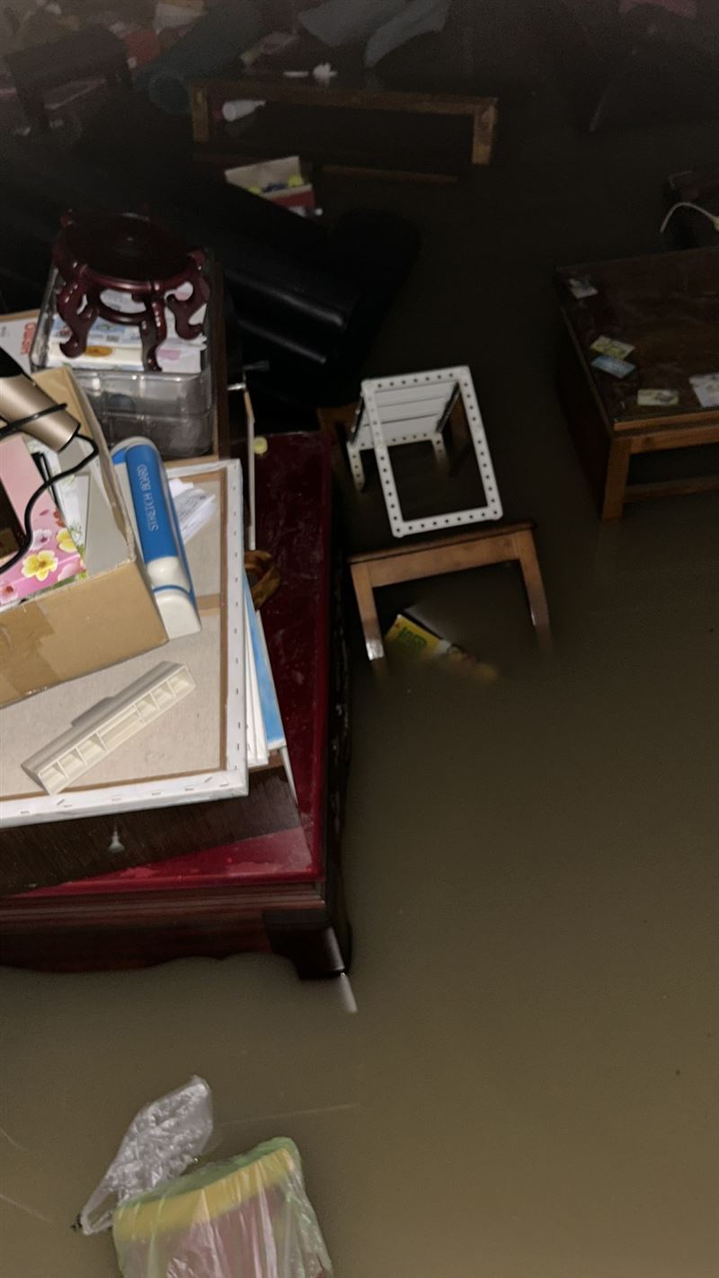 蘇澳家中積水達半層樓高，櫃子、沙發等家具都泡在水中。（圖／翻攝自「台灣颱風論壇｜天氣特急」臉書）