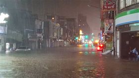 蘇澳大淹水，AAV7軍用兩棲車搭配鋁梯以及橡皮艇，協助受困二樓的民眾脫困。（圖／翻攝自蘇澳鎮公所臉書）