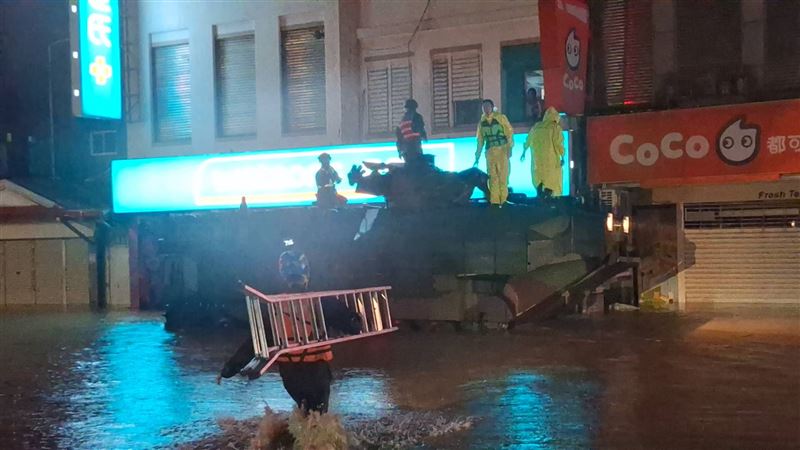 蘇澳大淹水，AAV7軍用兩棲車搭配鋁梯以及橡皮艇，協助受困二樓的民眾脫困。（圖／翻攝自蘇澳鎮公所臉書）