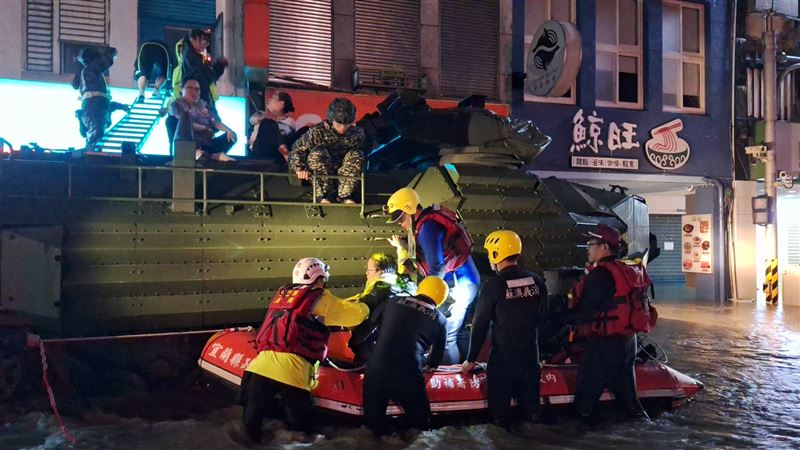 蘇澳大淹水，AAV7軍用兩棲車搭配鋁梯以及橡皮艇，協助受困二樓的民眾脫困。（圖／翻攝自蘇澳鎮公所臉書）