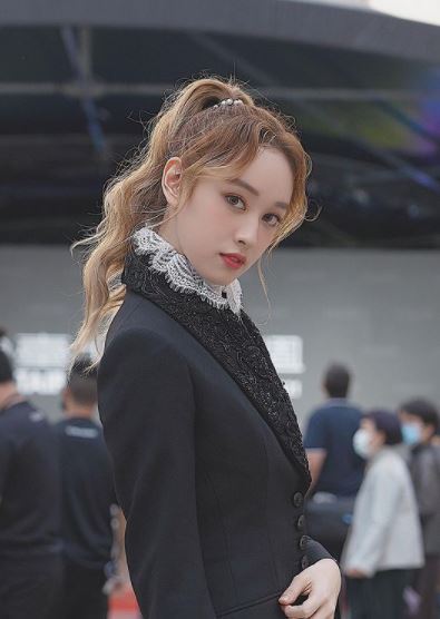 黃懷萱遺傳了媽媽的荷蘭血統，擁有混血兒般的精緻五官。（圖／翻攝自IG）