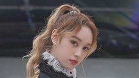 黃懷萱遺傳了媽媽的荷蘭血統，擁有混血兒般的精緻五官。（圖／翻攝自IG）