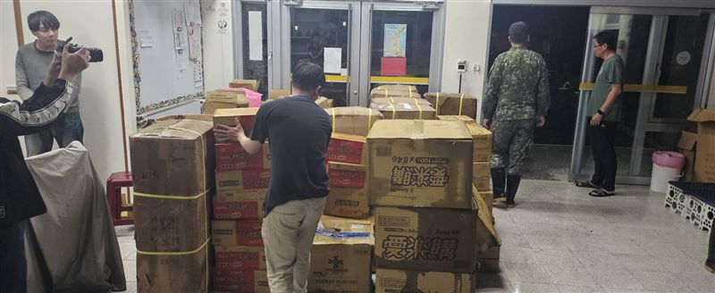 凌晨2點「𝟮台帥氣軍卡駛入」，首批物資送抵蘇澳。（圖／翻攝自蘇澳鎮公所臉書）