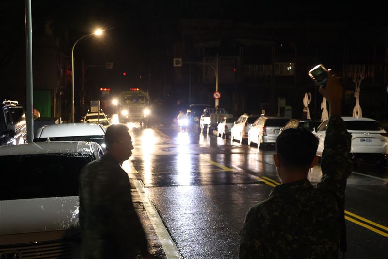 凌晨2點「𝟮台帥氣軍卡駛入」，首批物資送抵蘇澳。（圖／翻攝自蘇澳鎮公所臉書）