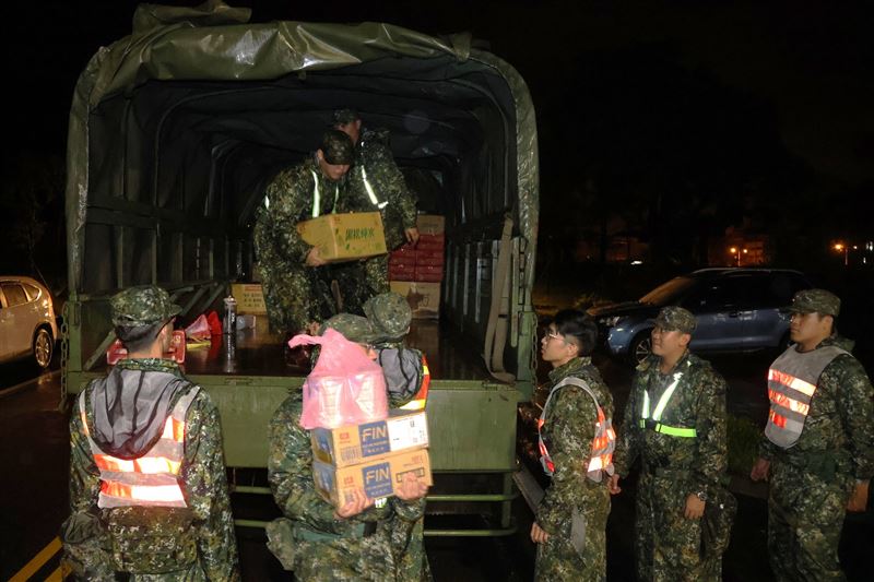 凌晨2點「𝟮台帥氣軍卡駛入」，首批物資送抵蘇澳。（圖／翻攝自蘇澳鎮公所臉書）