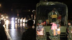 凌晨2點「𝟮台帥氣軍卡駛入」，首批物資送抵蘇澳。（圖／翻攝自蘇澳鎮公所臉書）