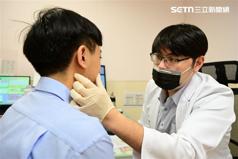 每當深夜補習結束返家前，都會買炸物及手搖飲當宵夜繼續唸書，結果日前臉頰兩側冒出大片青春痘，甚至還會疼痛。（圖／翻攝畫面）