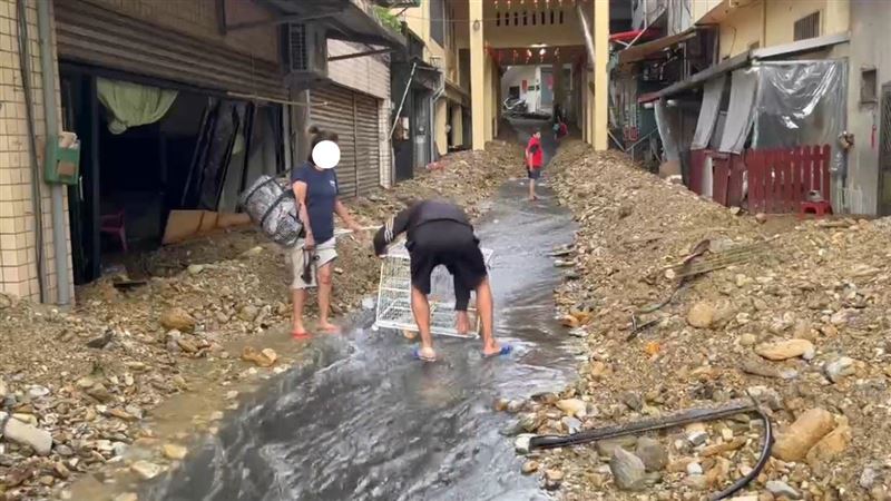 宜蘭南方澳池碧宮前，出現「門前有小河」的景況。（圖／翻攝畫面）