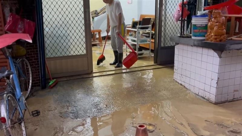蘇澳3小時累積雨量超過300毫米，許多民眾一大早就起來清理家園。（圖／翻攝畫面）